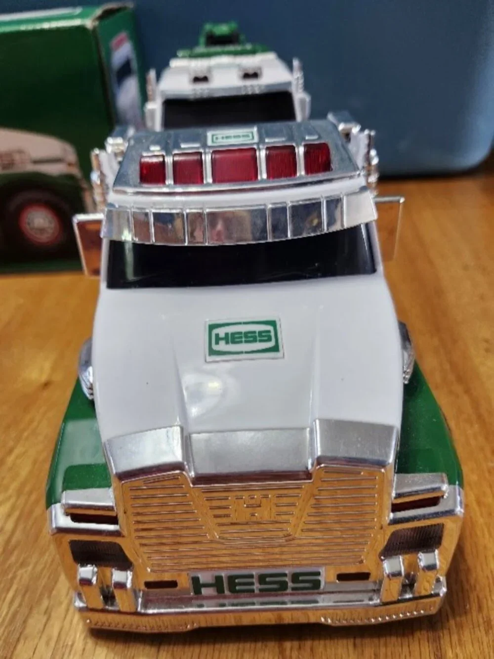 Hess Tow Truck Rescue Team set Sirens 2019 w/Box - Missing smaller truck tow arm